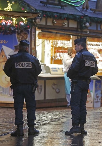 © Reuters. المتشددون ربما أنفقوا 7500 دولار على هجمات باريس