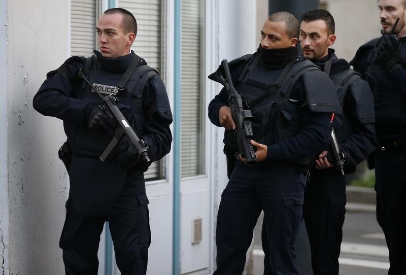 © Reuters. مصدر: المرأة التي قتلت بمداهمة باريس لم تكن ترتدي حزاما ناسفا
