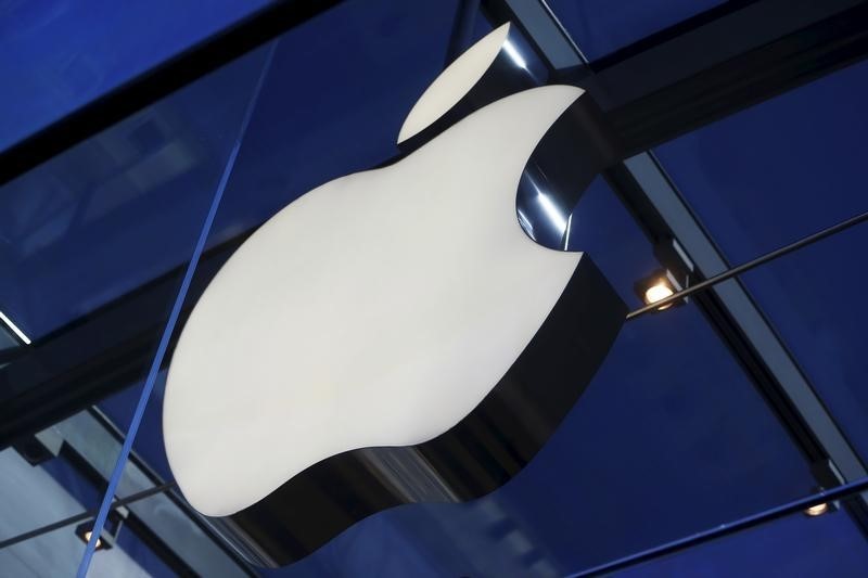 © Reuters. An Apple logo is seen inside the Apple Store in Palo Alto, California