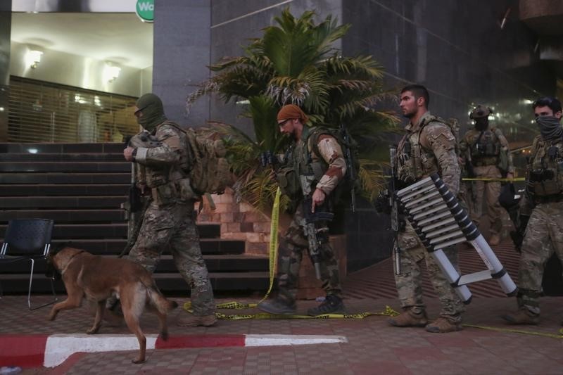 © Reuters. مصدر حكومي أمريكي: جماعتا المرابطون والقاعدة ببلاد المغرب الإسلامي نفذتا هجوم مالي