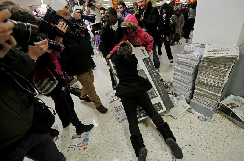 © Reuters. File photograph of shoppers wrestling over a television on "Black Friday" at an Asda superstore in Wembley, London