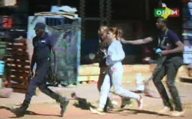 © Reuters. Captura de pantalla de un rehén liberado a las afueras del hotel Radisson en Bamako