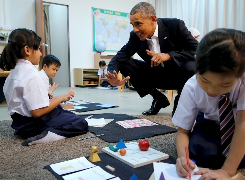 © Reuters. Obama visita a refugiados en Malasia para poner de relieve crisis global