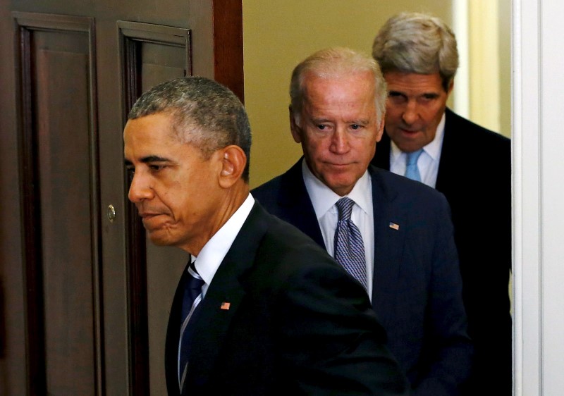 © Reuters. Obama arrives with Biden and Kerry to deliver a statement on the Keystone XL pipeline at the White House in Washington