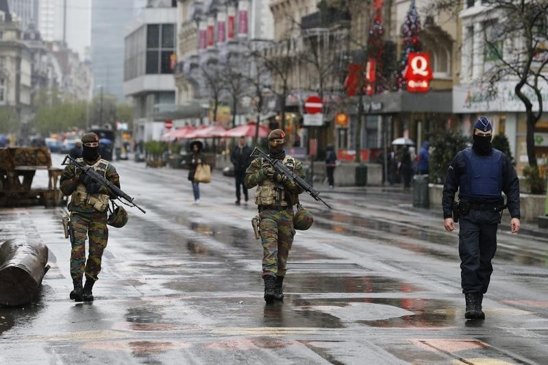 © Reuters. الادعاء: أسلحة في منزل أحد المشتبه باشتراكهم في هجمات باريس