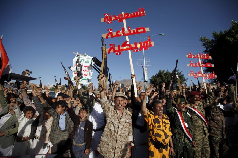 © Reuters. Houthi loyalists shout slogans during a demonstration against Saudi-led strikes in Yemen's capital Sanaa