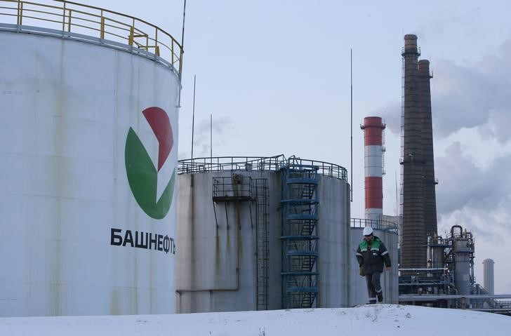 © Reuters. A worker walks past an oil tank at the Bashneft-Novoil refinery outside Ufa, Bashkortostan