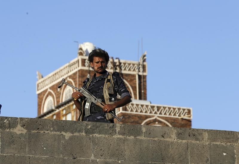 © Reuters. الحوثيون يقولون إنهم سيشاركون في محادثات تمهيدية بسلطنة عمان
