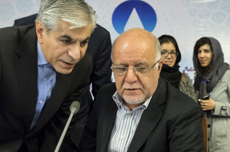 © Reuters. Iran's Oil Minister Zanganeh speaks with Secretary General of the GECF Adeli during an extraordinary ministerial meeting of the GECF in Tehran