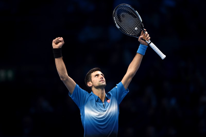 © Reuters. Djokovic avanza a la final del Masters ATP de Londres tras ganar a Nadal