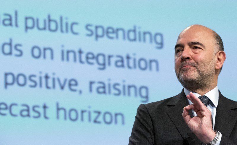 © Reuters. Moscovici dice que atentados en París no descarrilarán recuperación económica en Europa 