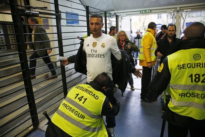 © Reuters. Messi no sale de inicio ante el Madrid en un clásico marcado por medidas de seguridad 