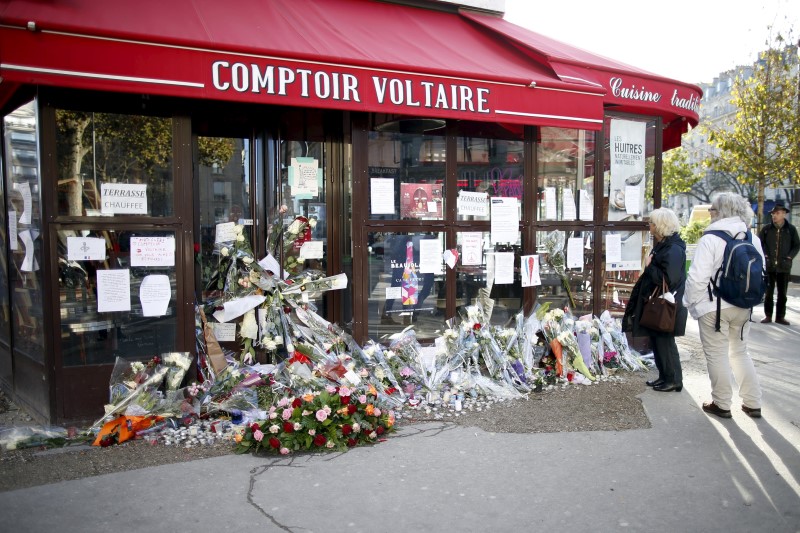 © Reuters. حصري-في هجوم باريس.. مُمرِّض يكتشف أن الرجل الذي حاول إنقاذ حياته كان انتحاريا