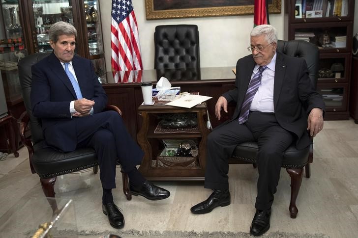 © Reuters. U.S. Secretary of State John Kerry holds a meeting with Palestinian President Mahmoud Abbas at his residence in Amman