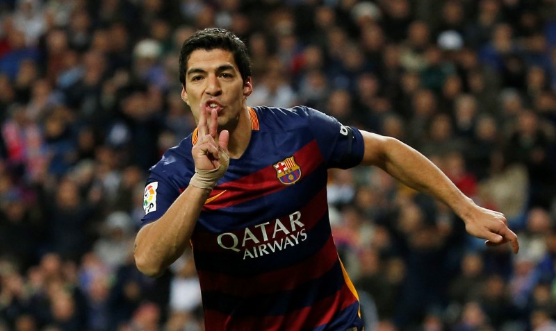 © Reuters. El delantero uruguayo Luis Suárez celebra tras anotar el cuarto gol del Barcelona frente al Real Madrid en el clásico de la liga española