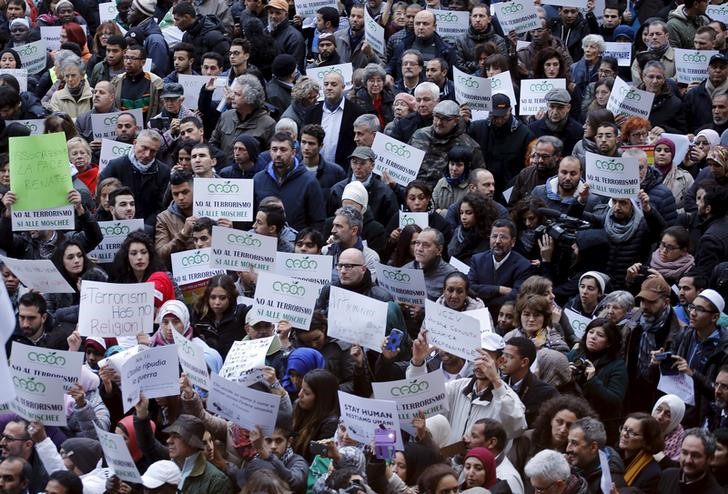 © Reuters. Demonstrators attend a protest called "Not in my name" of Italian muslims against terrorism in downtown Milan