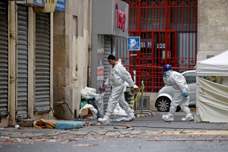 © Reuters. En la imagen de archivo, forenses de la policía francesa trabajan fuera de un edificio en Saint-Denis, al norte de París, un día después de una redada para atrapar a fugitivos de los atentados en la capital francesa