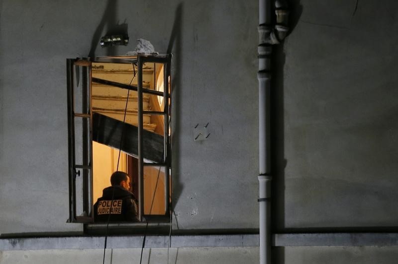 © Reuters. الشرطة الفرنسية تفرج عن سبعة أشخاص اعتقلوا خلال مداهمة الأسبوع الماضي