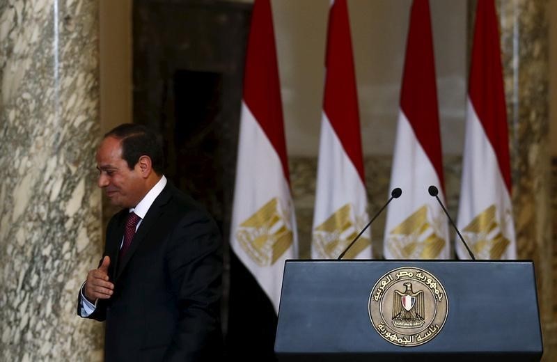 © Reuters. Egypt's President Abdel Fattah al-Sisi walks after the signing ceremony for a deal to build Egypt's first nuclear power plant between Egypt and Russia at the Ittihadiya presidential palace in Cairo