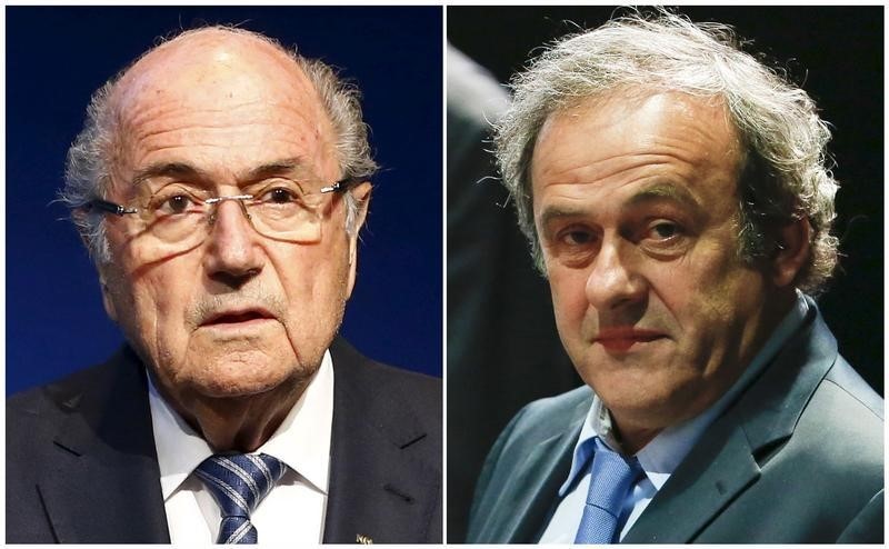 © Reuters. FIFA informa a Blatter y Platini de las razones de su inhabilitación 