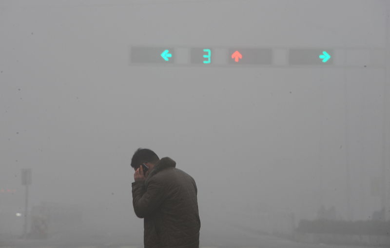 © Reuters. Pekín cierra 2.500 empresas este año por la contaminación