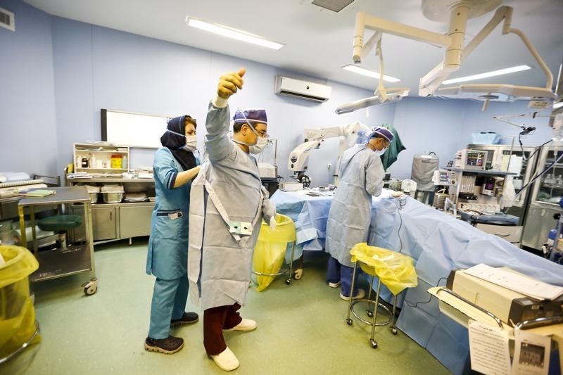 © Reuters. A los anestesiólogos les gusta el blues y los cirujanos prefieren los 40 más escuchados  