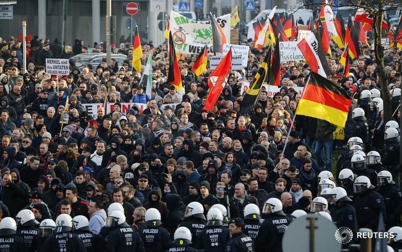 © Reuters. الشرطة الألمانية تفرق مسيرة لمحتجين من اليمين المتطرف في كولونيا