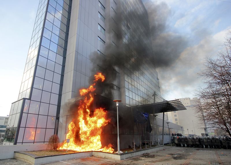 © Reuters. اندلاع حريق في مبنى حكومة إقليم كوسوفو خلال احتجاجات