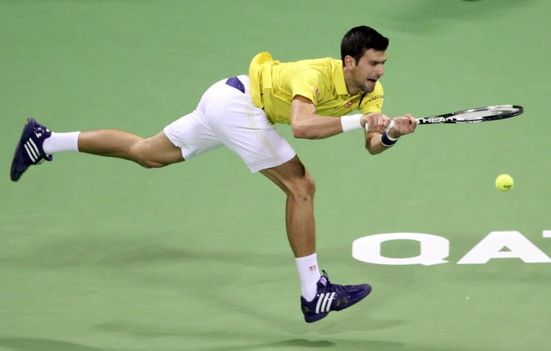 © Reuters. Djokovic vence sin problemas a Nadal en la final del Abierto de Doha