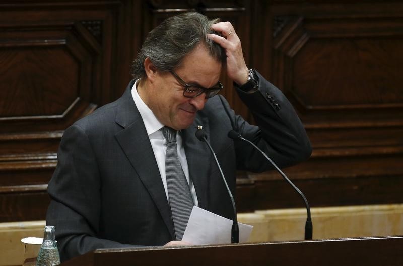 © Reuters. Artur Mas se retira a favor de Carles Puigdemont en investidura nuevo presidente catalán 