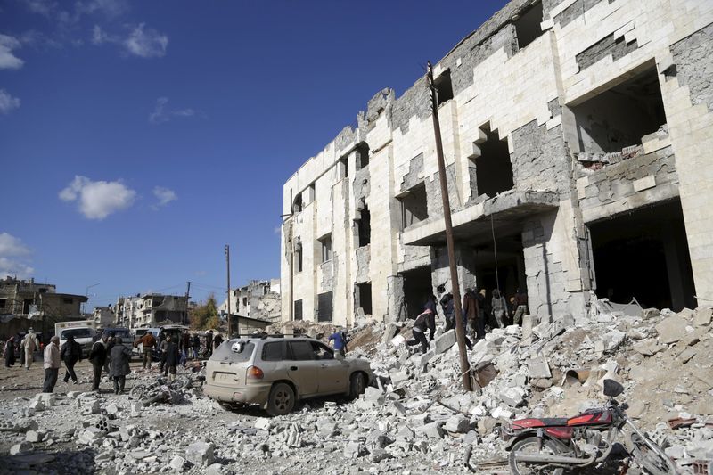 © Reuters. مقتل 39 في ضربة جوية في سوريا والمبعوث الدولي يزور دمشق