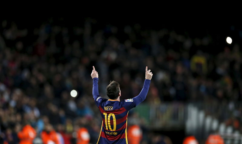 © Reuters. Messi consigue hacer triplete y lleva al Barcelona a la cima de Liga 
