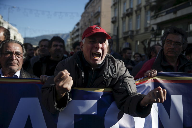 © Reuters. A pensioner supporting the communist-affiliated trade union PAME cries out during a demonstration against a set of government's planned pension reforms in Athens