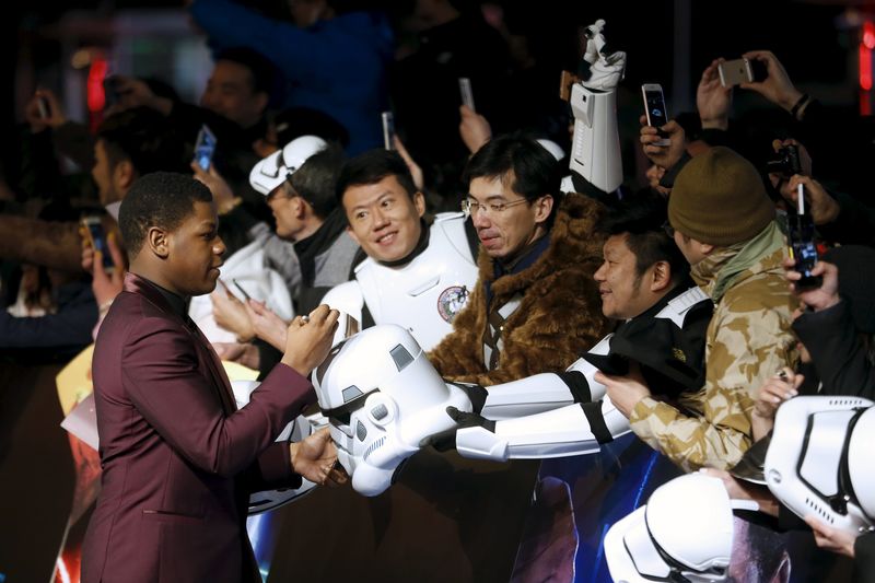 © Reuters. Cast member John Boyega arrives at the China Premiere of the film "Star Wars: The Force Awakens" in Shanghai