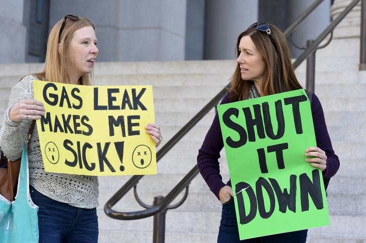 © Reuters. Porter Ranch residents hold signs outside Los Angeles City Hall during a demonstration on the ongoing natural gas leak in the Porter Ranch area of Los Angeles