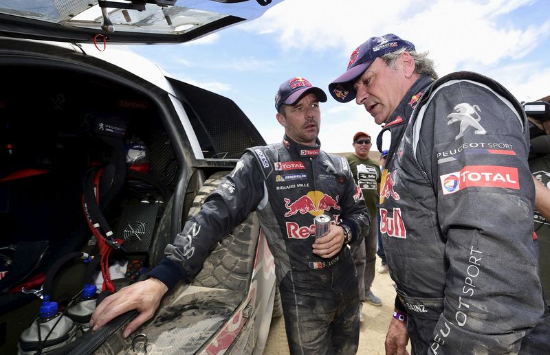 © Reuters. Español Sainz gana su primera etapa en el Dakar 2016, un espectador muere atropellado