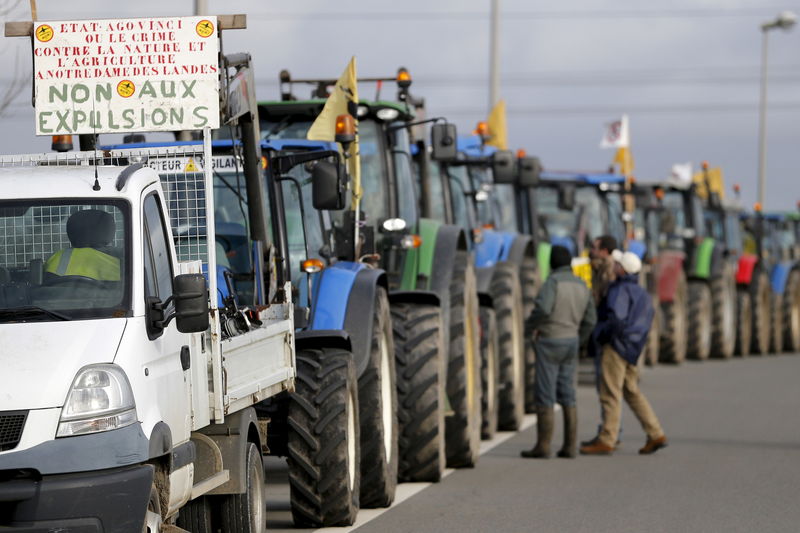 © Reuters. ÉVACUATION DES AGRICULTEURS MANIFESTANT CONTRE NOTRE-DAME-DES-LANDES