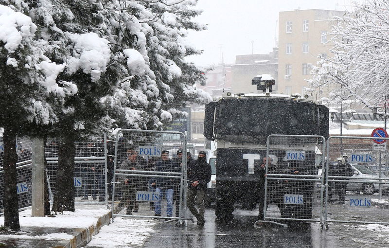 © Reuters. مصادر: القوات التركية تقتل 12 مسلحا كرديا في جنوب شرق البلاد