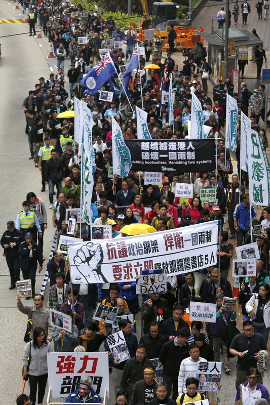 © Reuters. الاف يشاركون في احتجاج على اختفاء ناشرين في هونج كونج