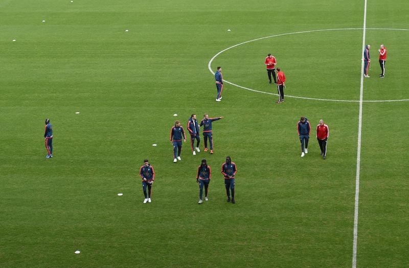 © Reuters. La muerte de un jugador de fútbol da pistas de daño cerebral por traumatismos de cráneo