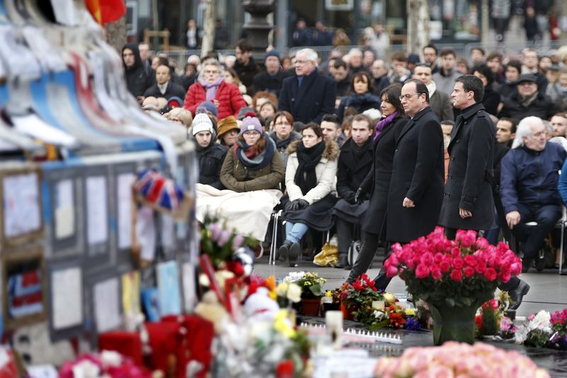 © Reuters. HOMMAGE AUX VICTIMES DES ATTENTATS 