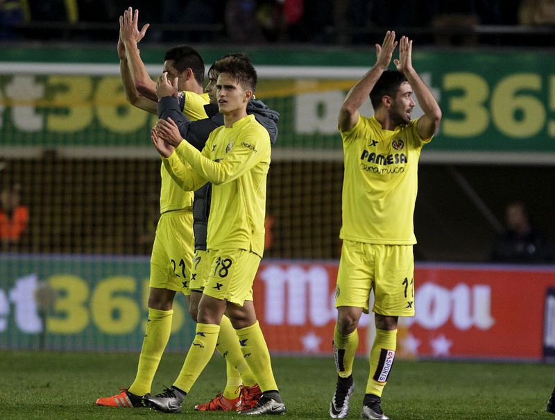 © Reuters. Bakambu mantiene al Villarreal en puestos de Champions