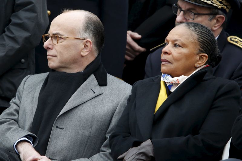 © Reuters. BERNARD CAZENEUVE DÉFEND CHRISTIANE TAUBIRA