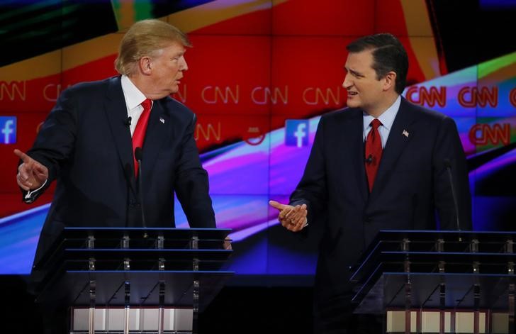 © Reuters. Republican U.S. presidential candidate businessman Trump and Senator Cruz speak during the Republican presidential debate in Las Vegas