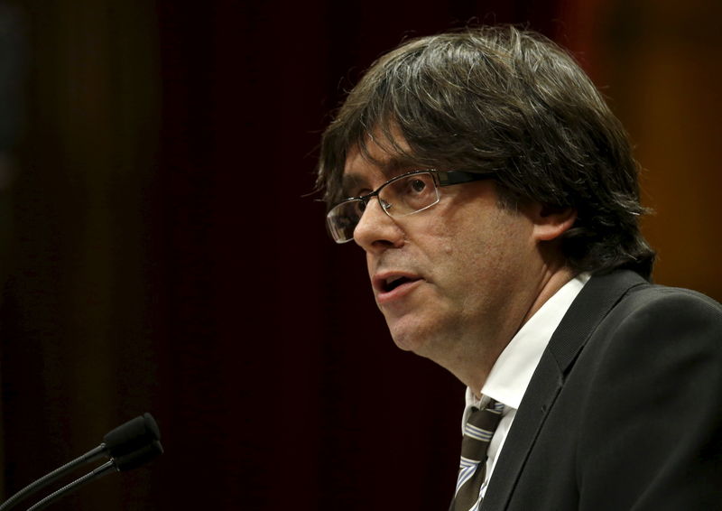 © Reuters. Parlamento catalán elige a Puigdemont como nuevo presidente de la Generalitat  