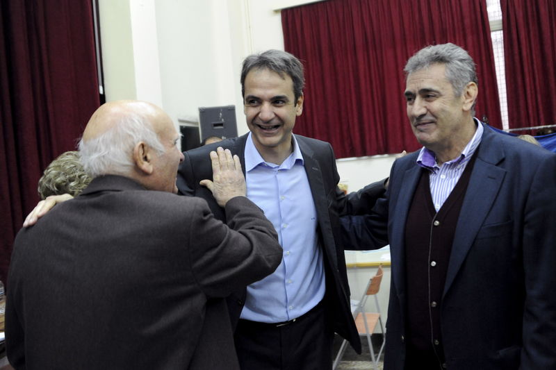 © Reuters. Kyriakos Mitsotakis, candidate for the leadership of the Greece's conservative New Democracy party, speaks with supporters after voting inside a polling station at Kifissia suburb, north of Athens