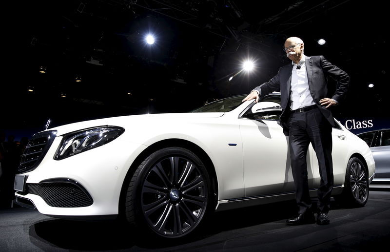 © Reuters. Mercedes Benz Chair Zetsche introduces new Mercedes-Benz E-Class at reception prior to opening of the North American International Auto Show in Detroit 