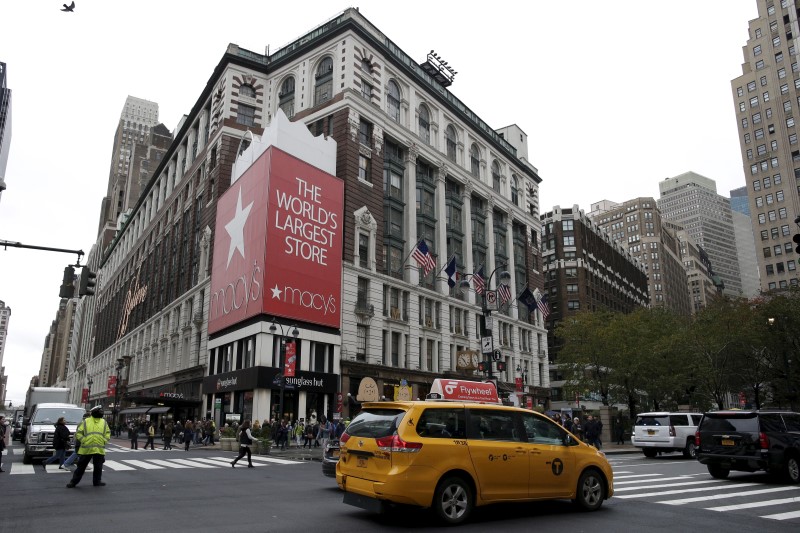 © Reuters. People pass by the Macy's flagship department store in midtown Manhattan in New York City