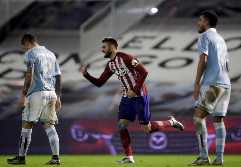 © Reuters. El Atlético vence al Celta y queda campeón de invierno de Liga 