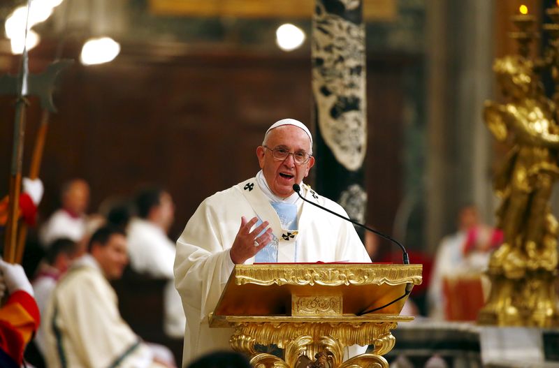 © Reuters. البابا: يتعين الا يهدد تدفق اللاجئين القيم الأوروبية